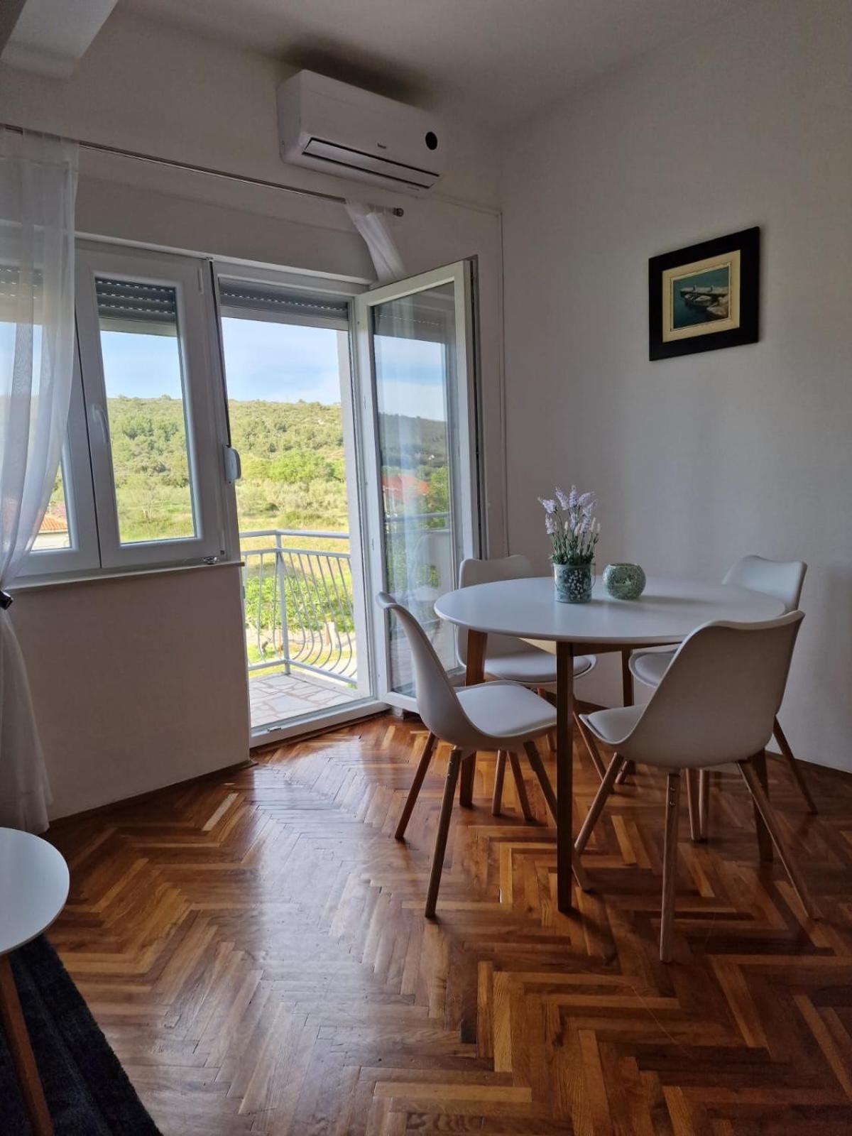 Apartmani Zinda ซูโกชัน ภายนอก รูปภาพ